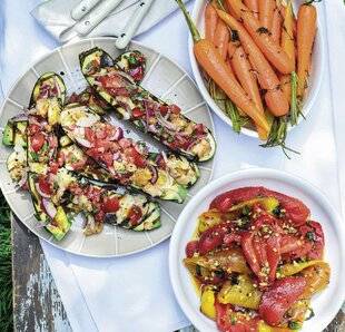 Hors-Séries 21 Courgettes grillées à la panzanella et poivrons marinés