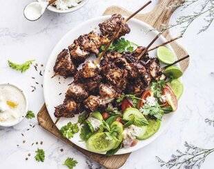 Hors-Séries 21 Brochettes de poulet mariné aux épices, crudités à la sauce blanche
