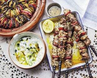 Hors-Séries 21 Brochettes mixtes de poulet et de porc, tian et tzatziki