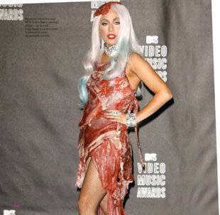 Hors-Série Jeux 82 Sa robe cousue de viande crue a déclenché un débat saignant…