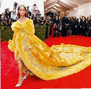 Hors-Série Jeux 86 RIHANNA Moquée à cause de sa “robe omelette ”, elle en a fait tout un plat